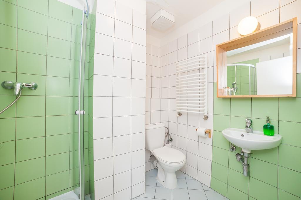 Cama individual en una habitación compartida con baño privado (6 adultos)